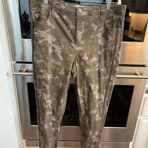 Skinnygirl Camo Skinny Jeans, size 30, EUC